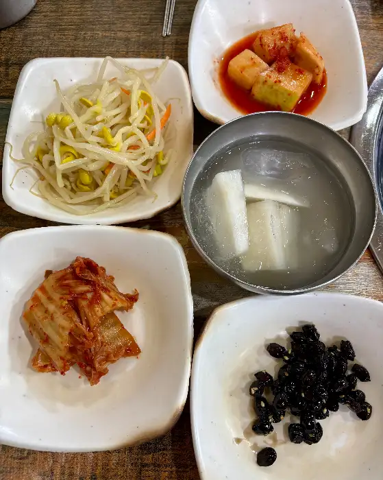 다양한 밑반찬이 담긴 그릇들