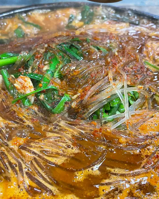 곱창전골의 국물과 당면, 채소 모습