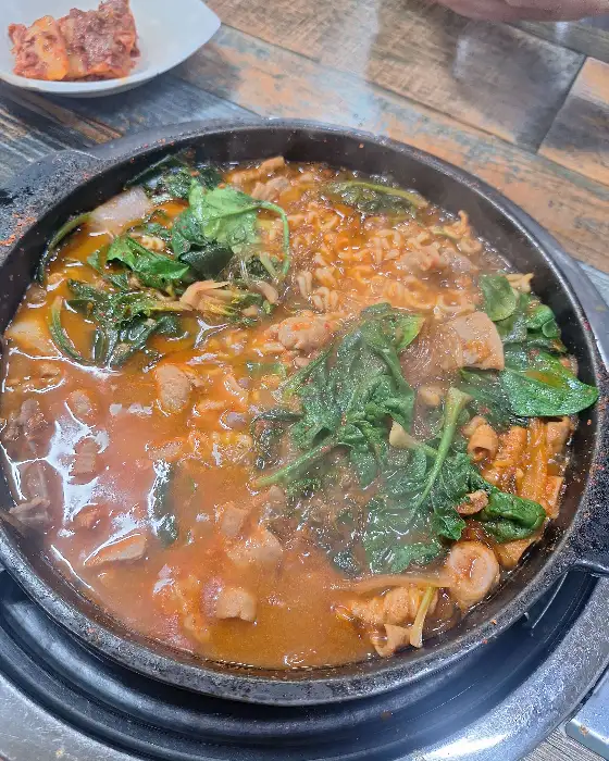 끓고 있는 곱창전골의 위에서 본 모습