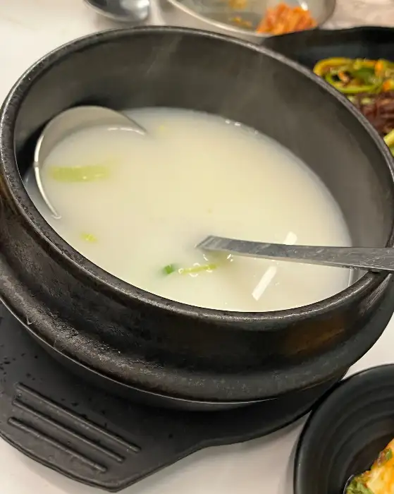 따뜻하게 담겨 나온 뽀얀 국물의 된장술밥