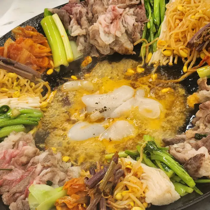 고기와 채소가 어우러진 전골 요리