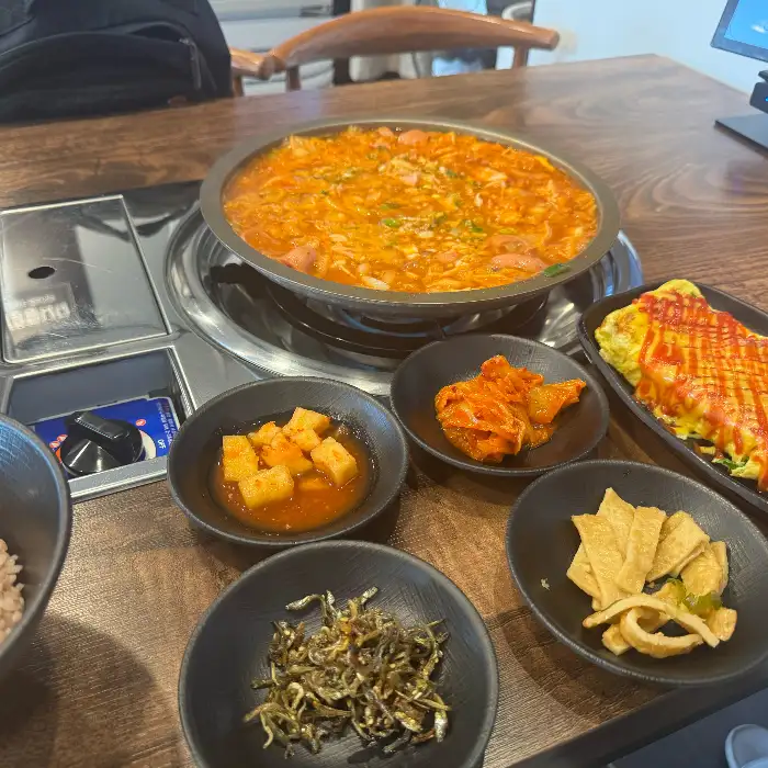 다양한 햄이 들어간 부대찌개
