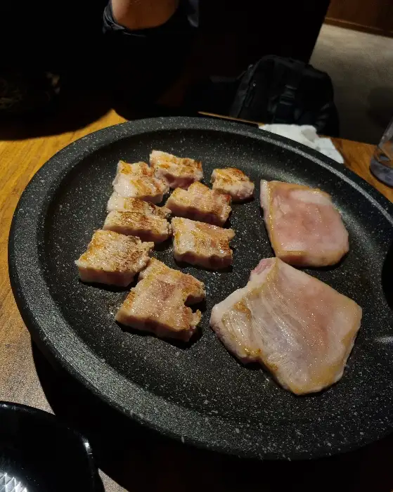 불판에 올라가기 직전의 신선한 고기 덩어리