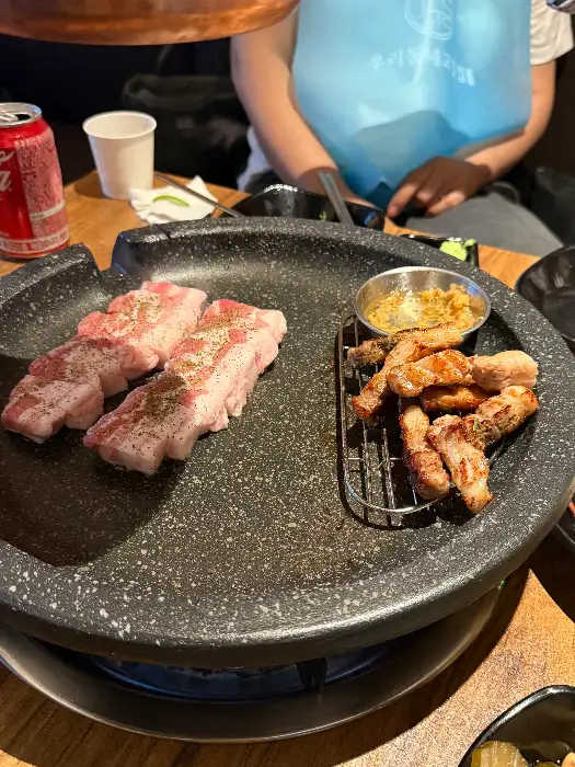 잘 구워진 고기와 곁들임 메뉴