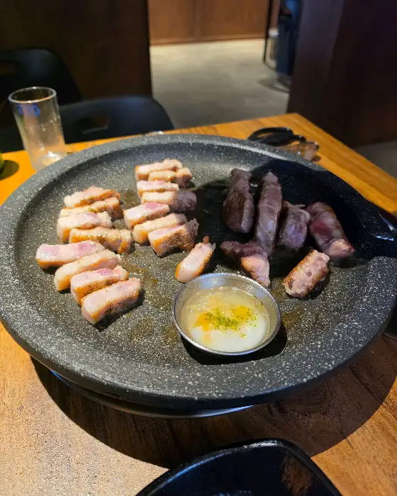 잘 익은 고기와 곁들임 반찬