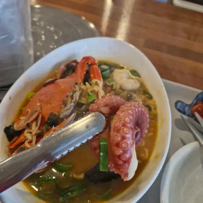 푸짐한 통문어 해물라면