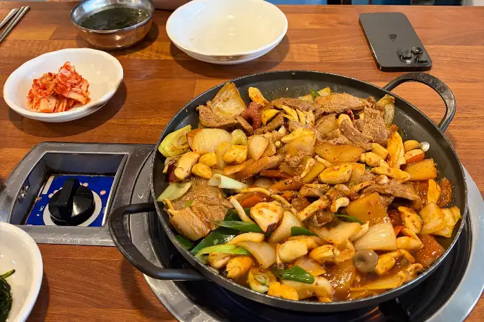 먹음직스러운 흑돼지 통문어 볶음
