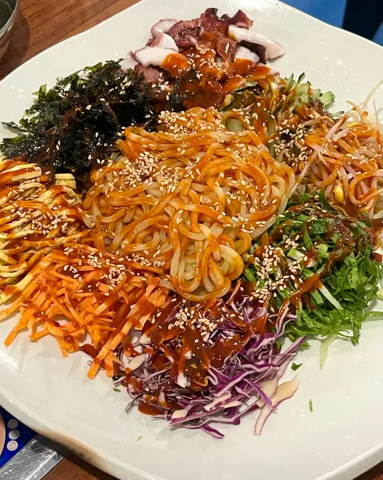 신선한 채소와 문어가 어우러진 비주얼