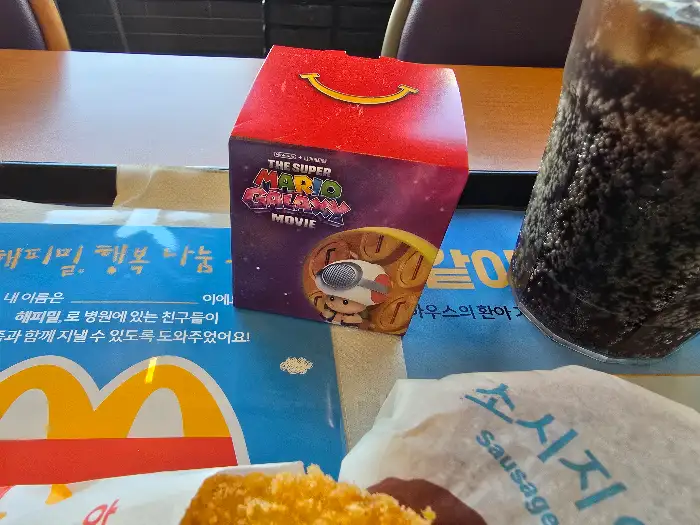 마리오 영화 관련 패키지와 햄버거, 해쉬브라운