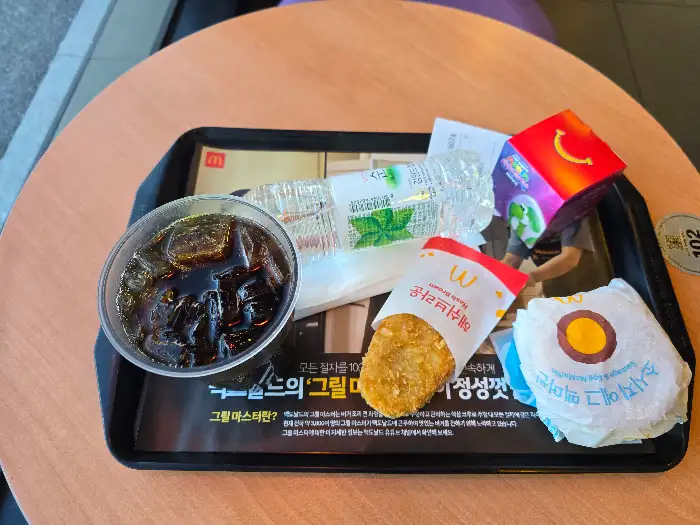 햄버거, 해쉬브라운, 음료, 그리고 마리오 영화 박스가 담긴 트레이