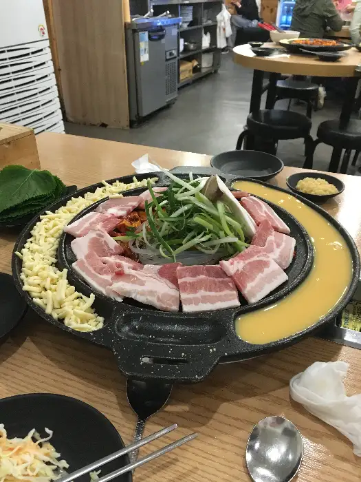 삼겹살과 쭈꾸미가 익어가고 있는 모습