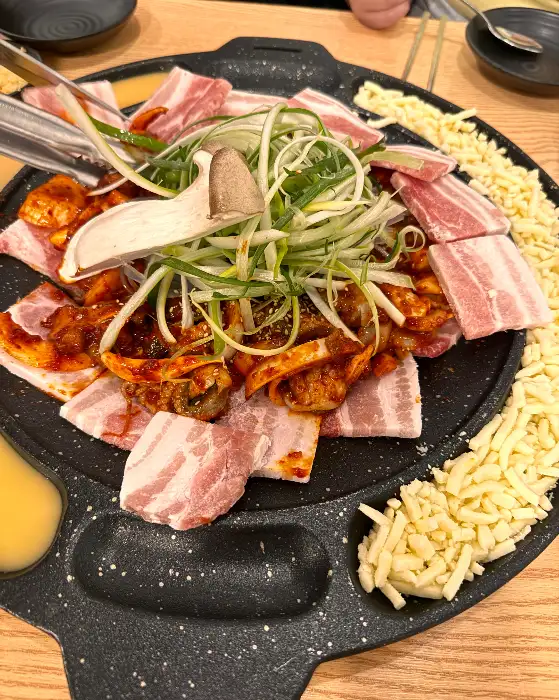 치즈와 콩나물, 쭈꾸미가 함께 있는 철판