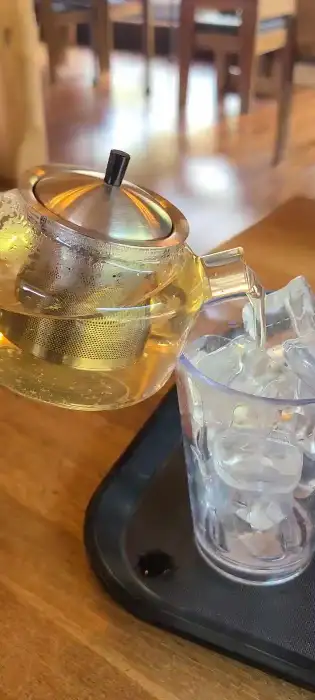 캐모마일 티 따르는 모습