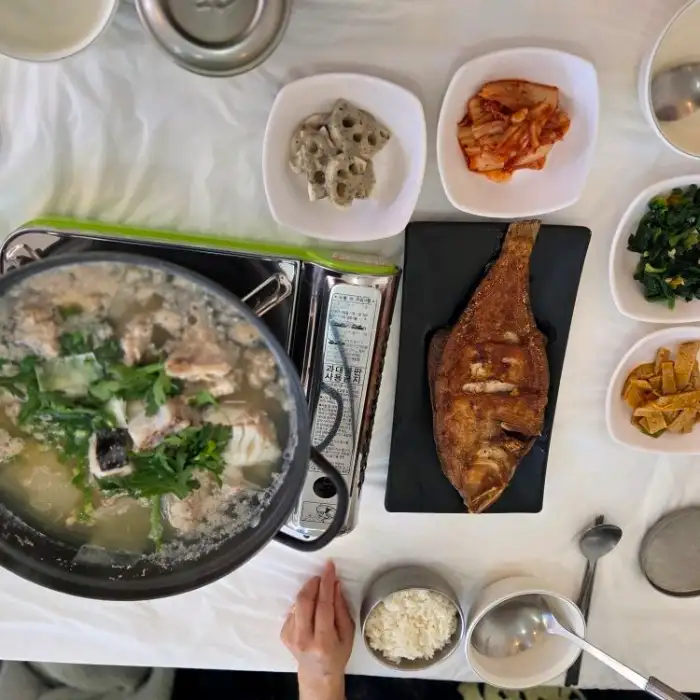 노릇하게 구워진 가자미구이와 곁들임 반찬