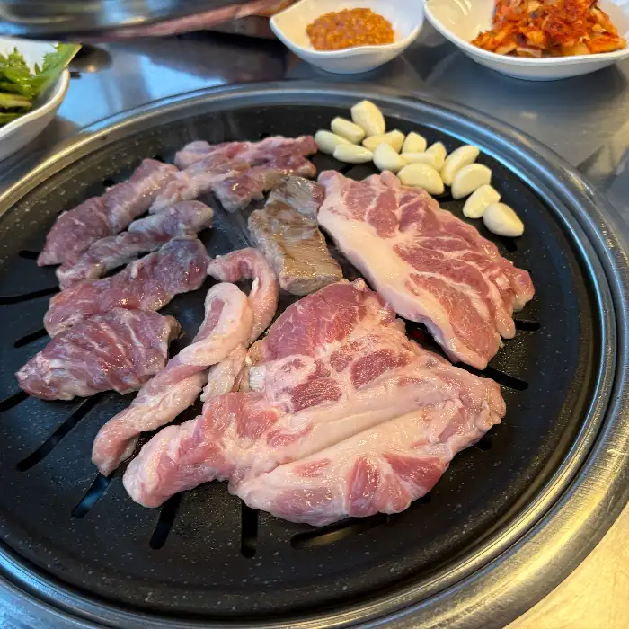 불판 위에서 익어가는 뒷고기