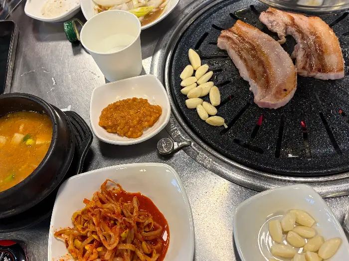 된장찌개와 함께 즐기는 뒷고기