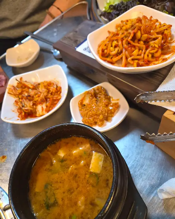 푸짐한 된장찌개와 곁들임 반찬