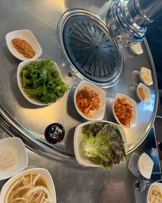 다양한 쌈 채소와 곁들임 메뉴