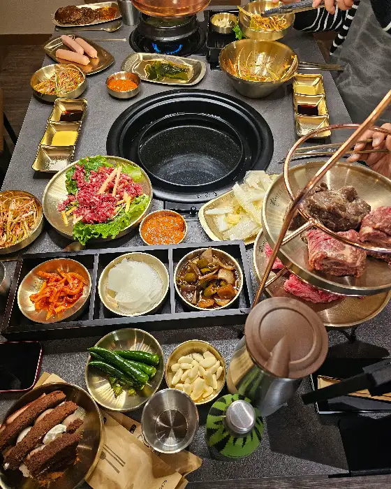 육회가 올라간 3단 플레이트의 위쪽 부분 클로즈업