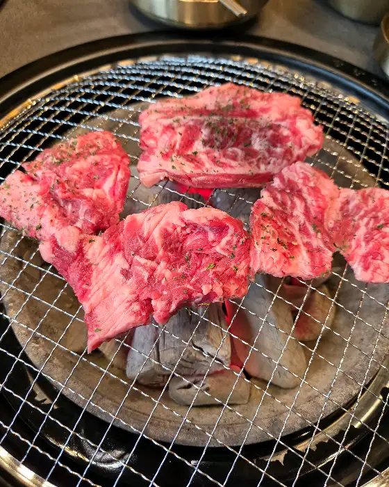 숯불 위에서 맛있게 구워지고 있는 소고기 조각들