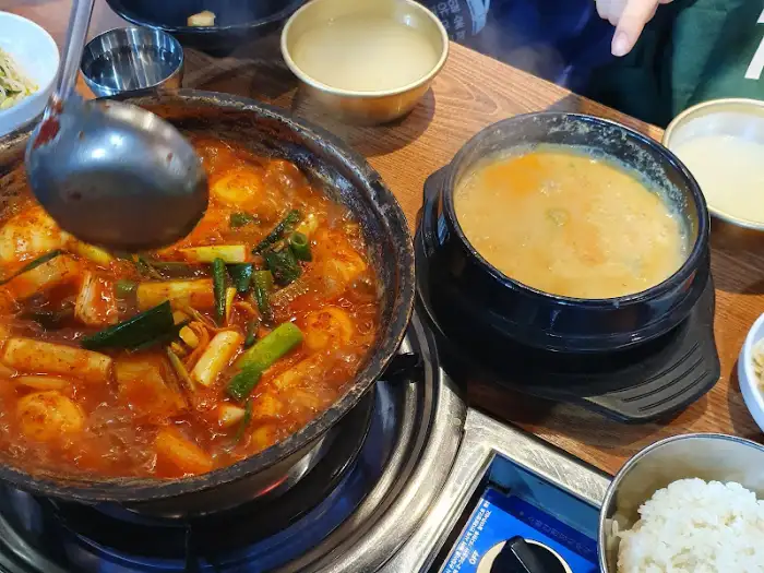 닭볶음탕과 곁들여 나온 맑은 국물