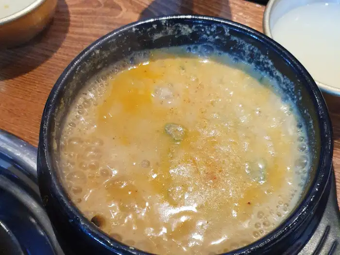 따뜻한 뚝배기에 담긴 밥