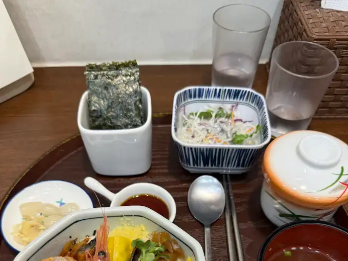 카이센동과 함께 제공되는 곁들임 재료들