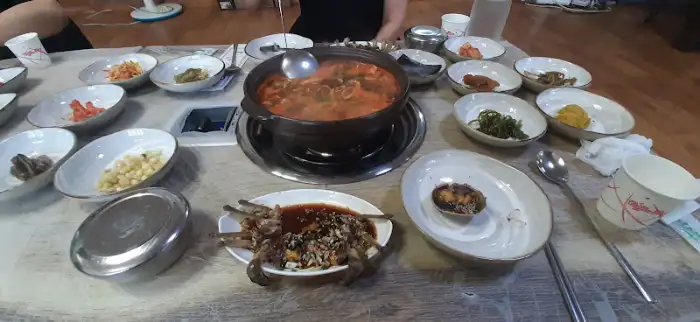 테이블에 차려진 푸짐한 한상차림