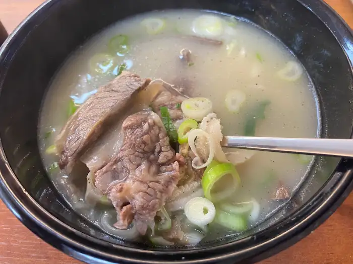 양곰탕 한 숟갈 떠낸 모습