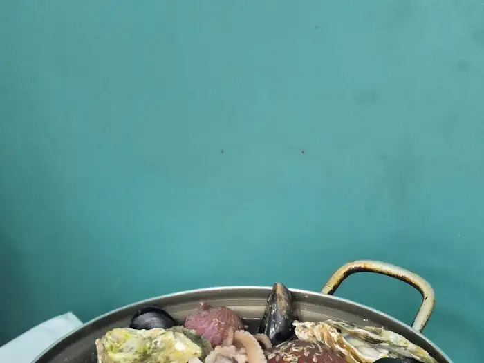 다양한 해산물이 담긴 찜기