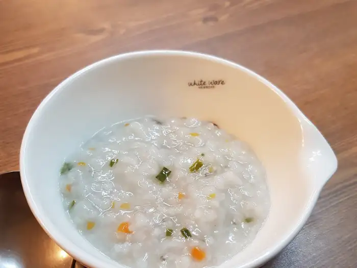 따뜻한 느낌의 주방 근처 모습