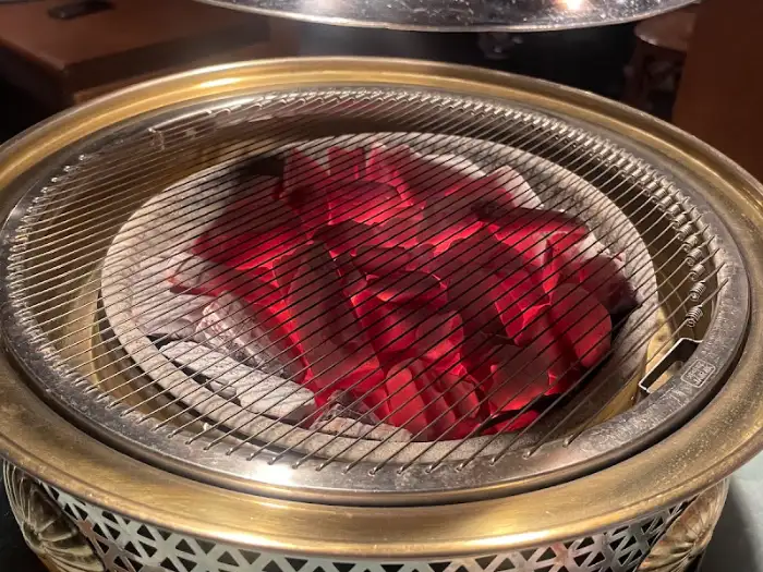 불판 위에서 붉게 달아오른 숯불