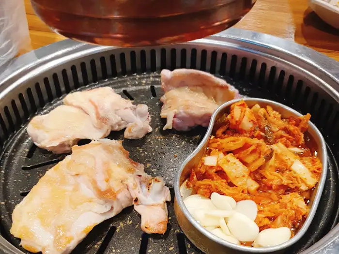 구워지는 닭고기 조각들