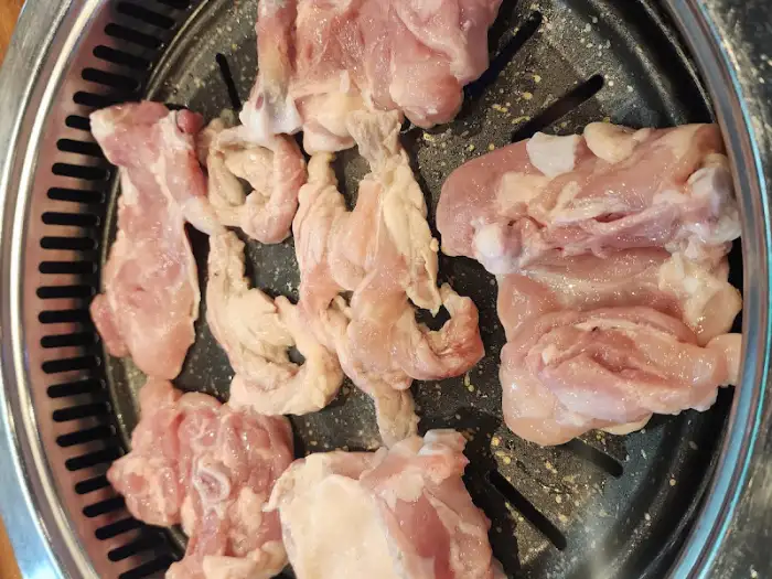 신선한 닭 부위들