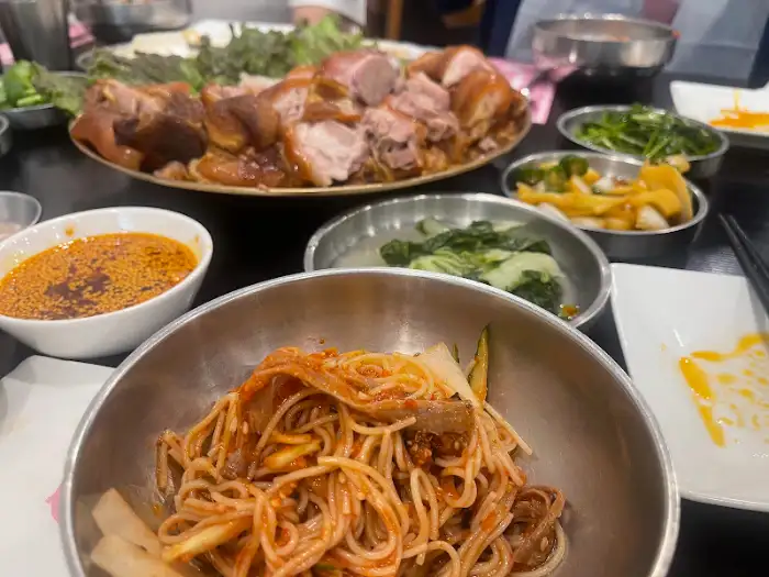 비빔막국수와 족발, 밑반찬