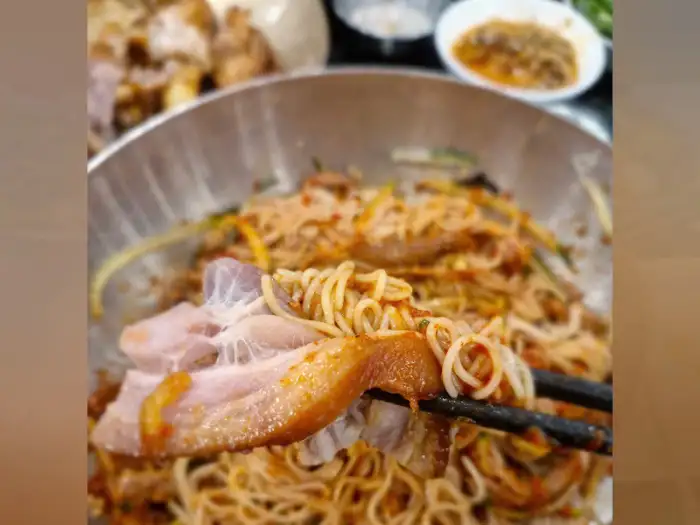평양냉면 면발과 족발 고명