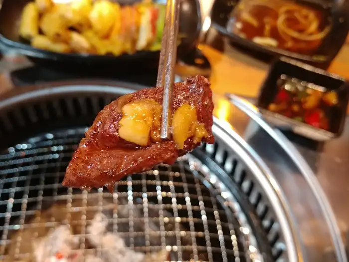 집게로 집은 소고기 한 점