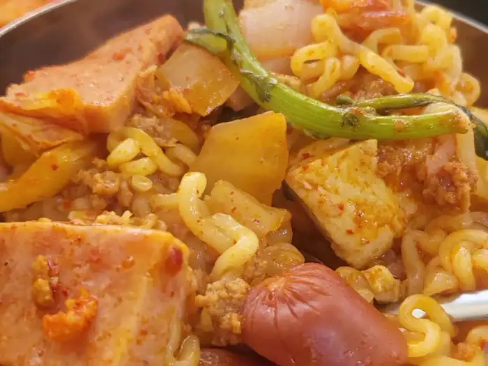 부대찌개 속 햄, 소시지, 라면 사리 클로즈업