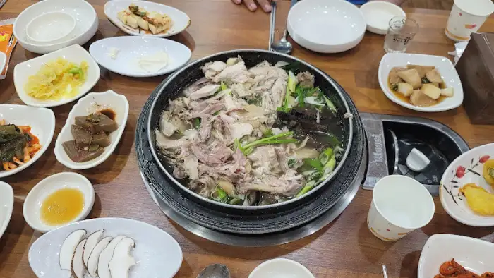 닭백숙 접시와 곁들임 반찬