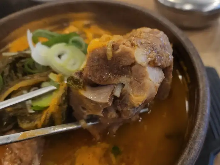 잘 발라낸 뼈 조각