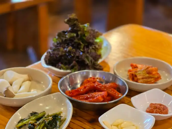 정갈하게 차려진 밑반찬들