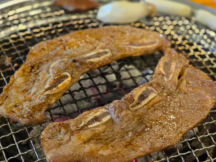 불판 위에서 익어가는 LA 갈비