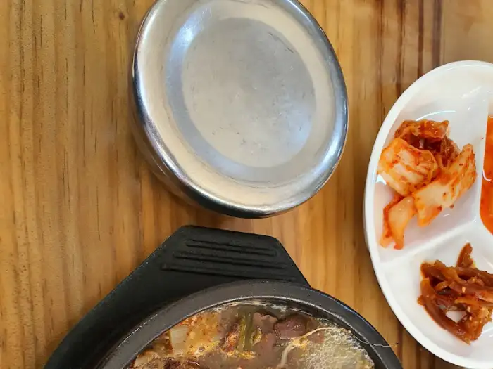 해장국과 반찬 일부