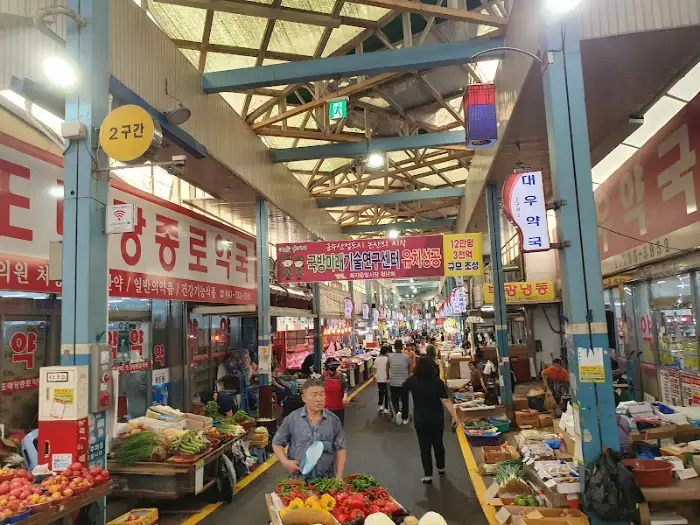 시장 통로와 사람들