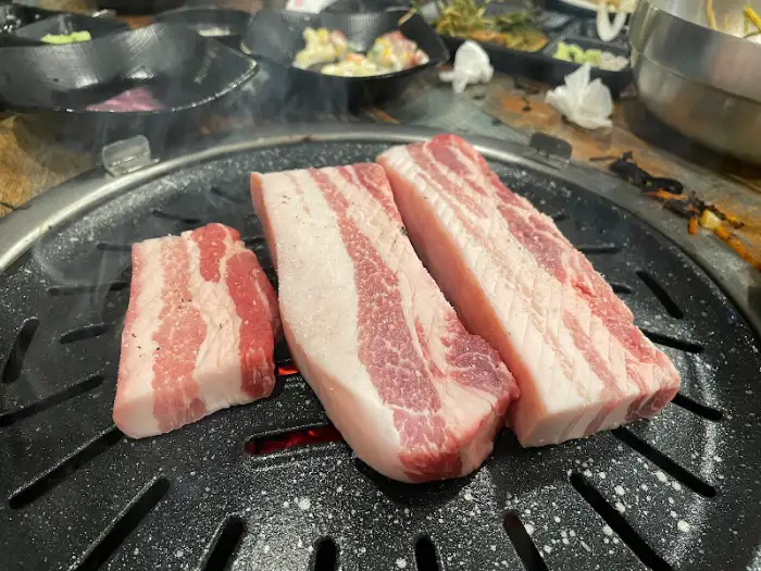 불판 위 삼겹살