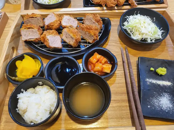 돈까스와 곁들임 찬의 조화