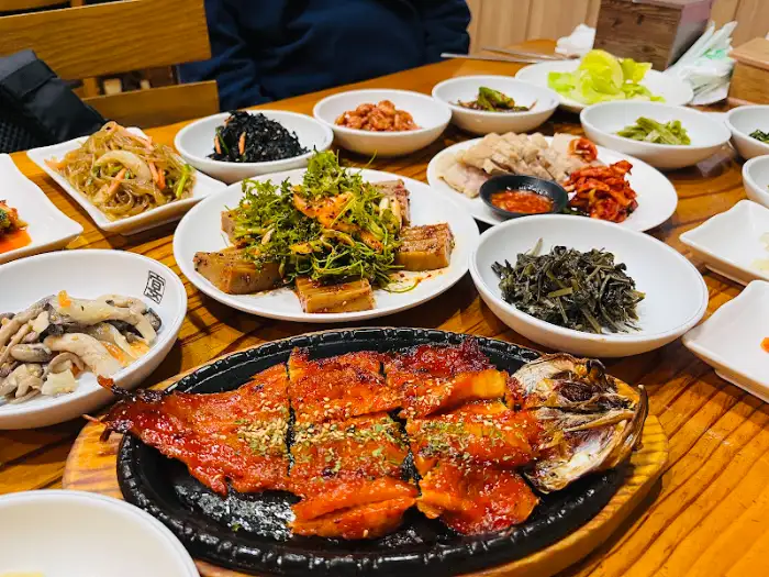 다양한 나물과 반찬, 메인 메뉴가 푸짐하게 차려진 상차림