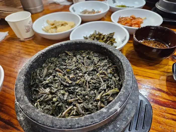 다양한 나물과 곤드레 밥이 담긴 돌솥