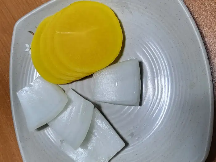 짜장면과 함께 나오는 단무지와 양파