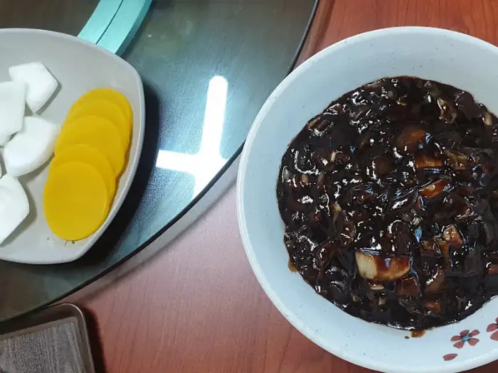 짜장면 소스와 면발의 조화